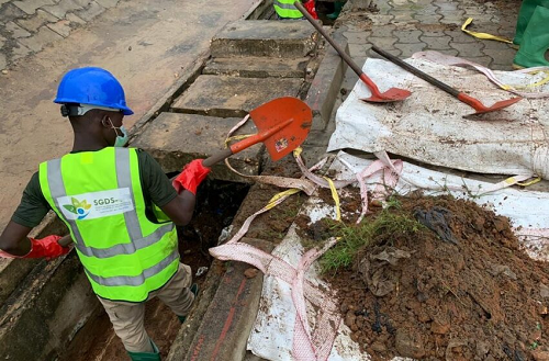 Saison pluvieuse : La SGDS met en place des équipes de curage des caniveaux à Cotonou