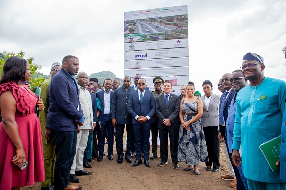 Le Bénin et les États-Unis (USA) mobilisent 175 milliards FCFA pour reconstruire en 2 × 2 voies les 38,74 kilomètres de l’axe Sètto-Dassa-Zoumè, appelé à faciliter le transport des marchandises vers les pays de l’hinterland.