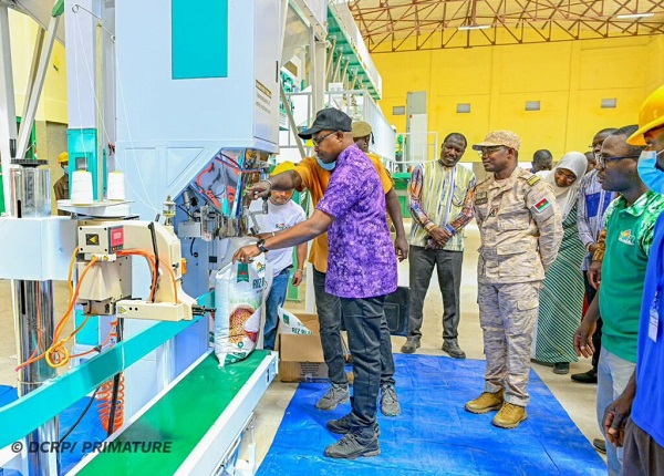 Le Burkina Faso a mis en service, mardi 20 octobre 2026, une rizerie publique d’une capacité de traitement de 100 tonnes de riz paddy par jour. Financée sur le budget de l’État, l’infrastructure